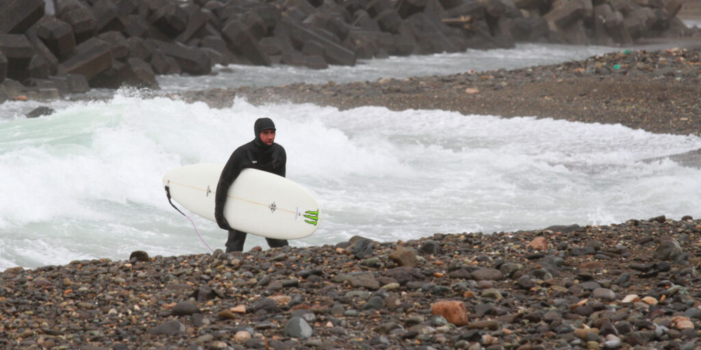 北海道でサーフィンをするルイス・ハミルトン