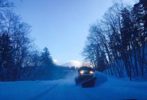 冬道運転に挑戦、ディープな北海道を滑ろう！スノーボーダーが伝授する冬道運転と装備